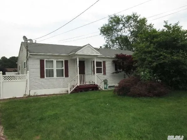 29 Princess Ave, Bay Shore, NY 11706
