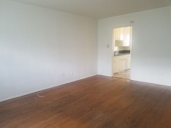 3rd image of 13504 Victory Blvd APT A
