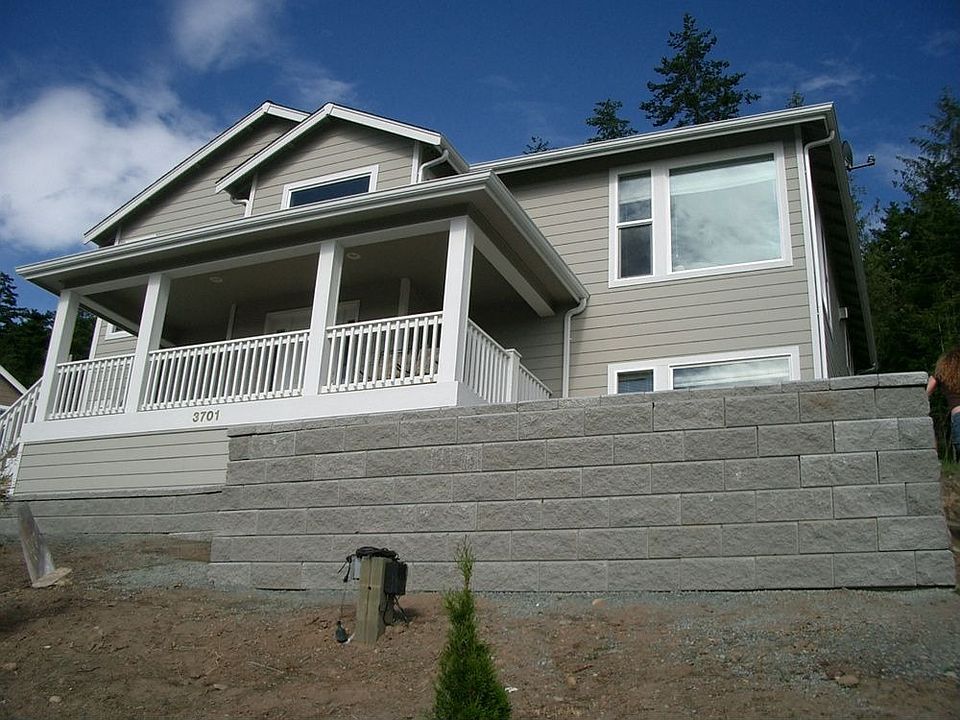 Front of house (now has landscaping)