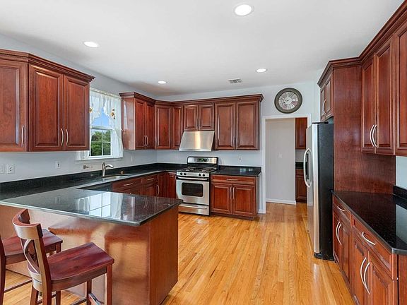 3rd image of 7 Sycamore Dr