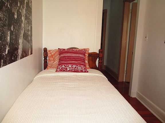 small bedroom3, bonus room with twin bed.