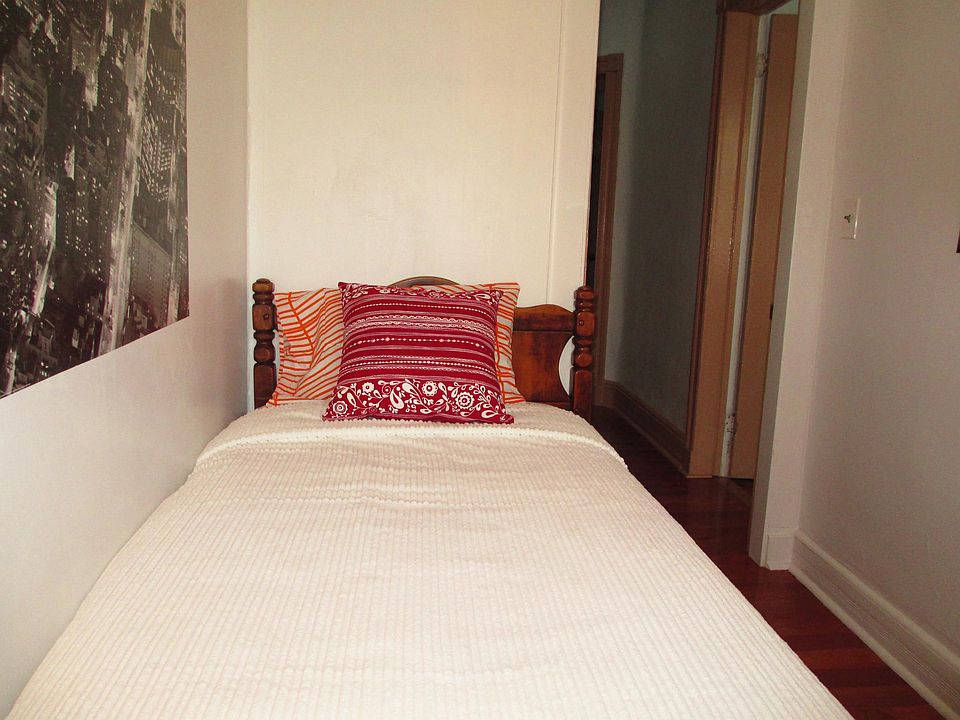 small bedroom3, bonus room with twin bed.