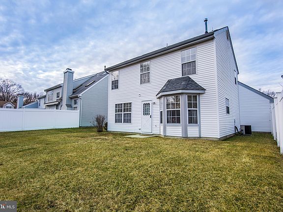 3rd image of 6 Tudor Dr