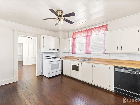 4th image of 196 Strawberry Hill Ave