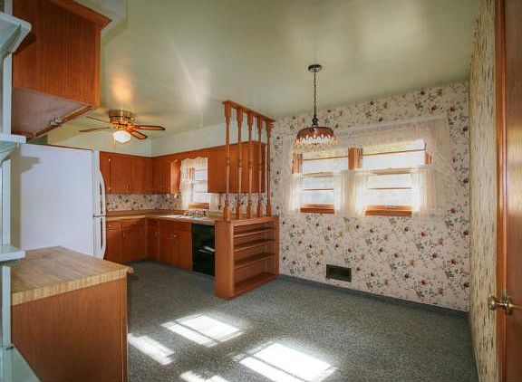 3rd image of 2533 Holloway Ave E