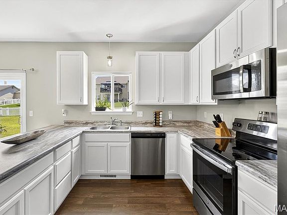5th image of 136 Hayfield Dr