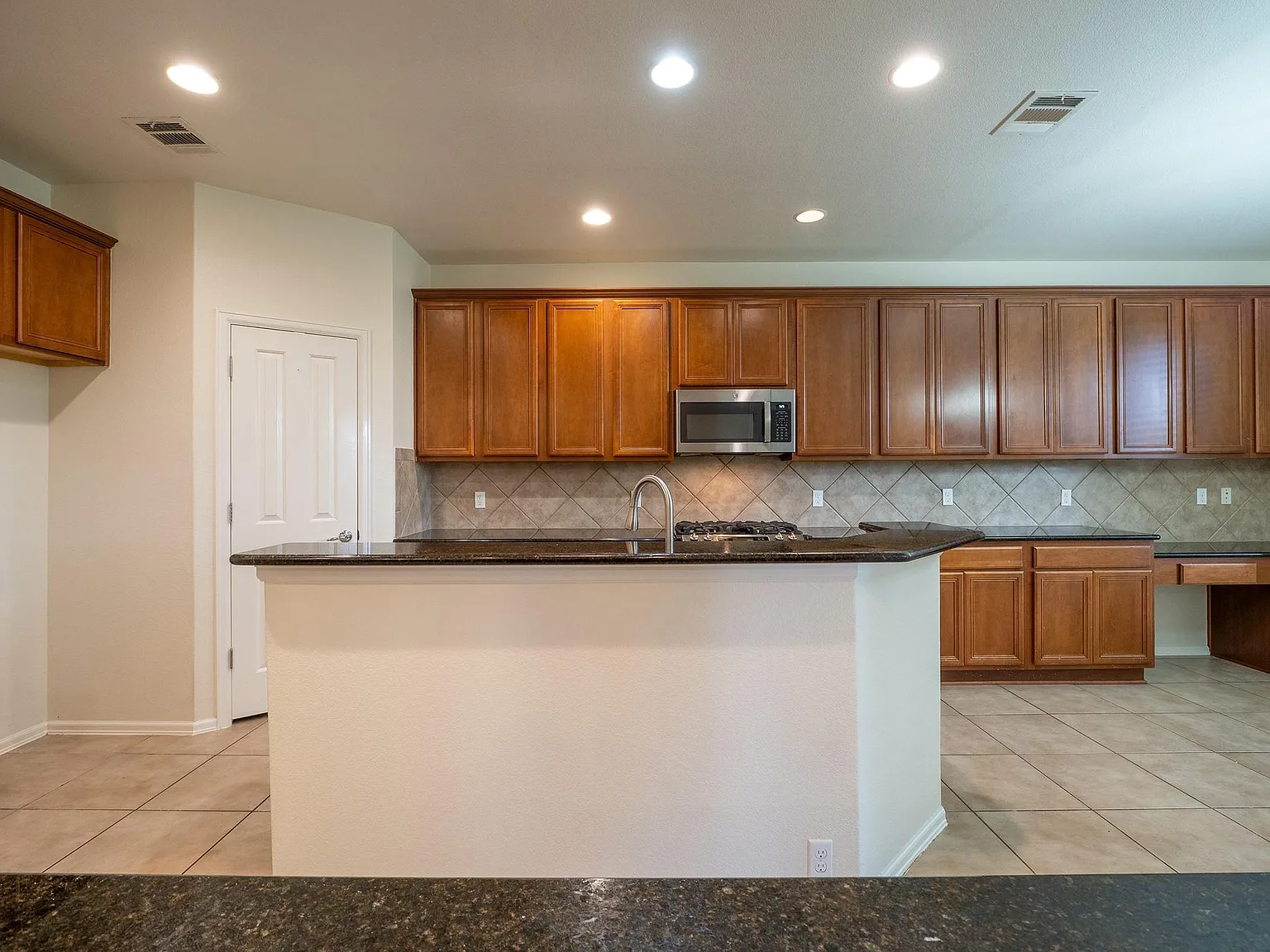 4 bed, 2.5 bath, 2550 sqft, $3,000 — Photo 3