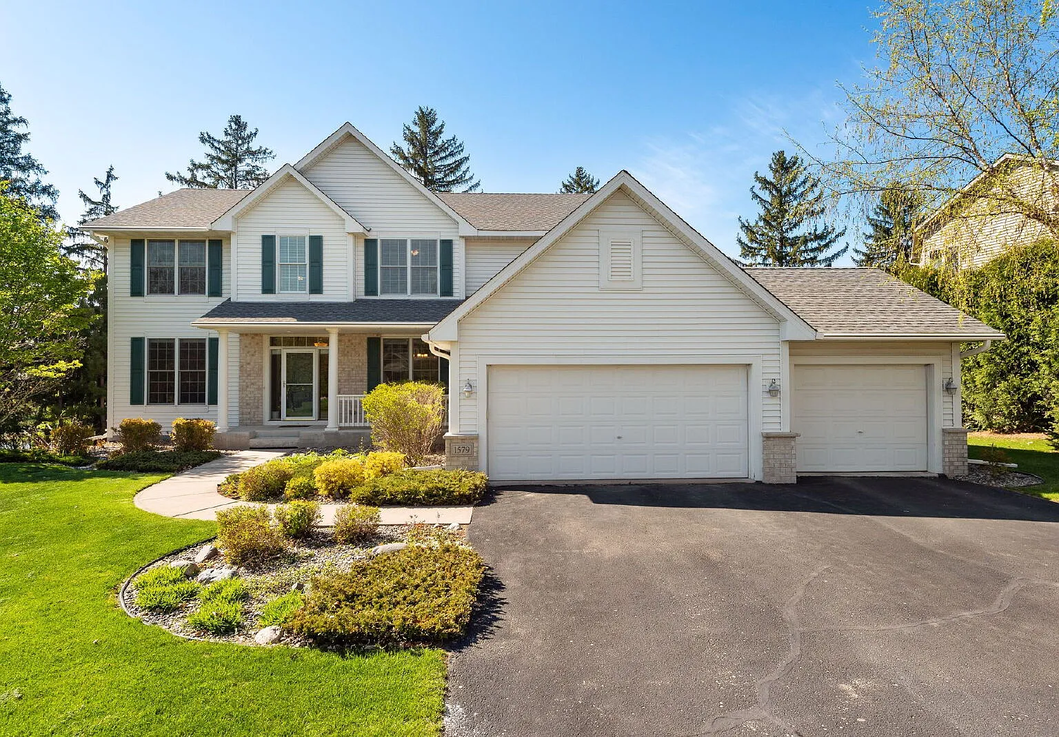 Luxurious 4-Bedroom Retreat w/Walk out in Orono Schools — Photo 1