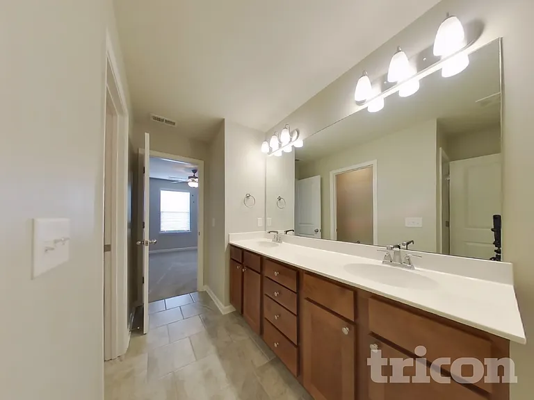 202 Ashmere Ct — Photo 8