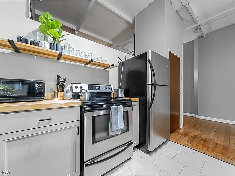 1133 W 9th St #305 — Photo 9