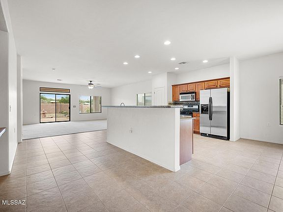 5th image of 530 W Royal Troon Pl
