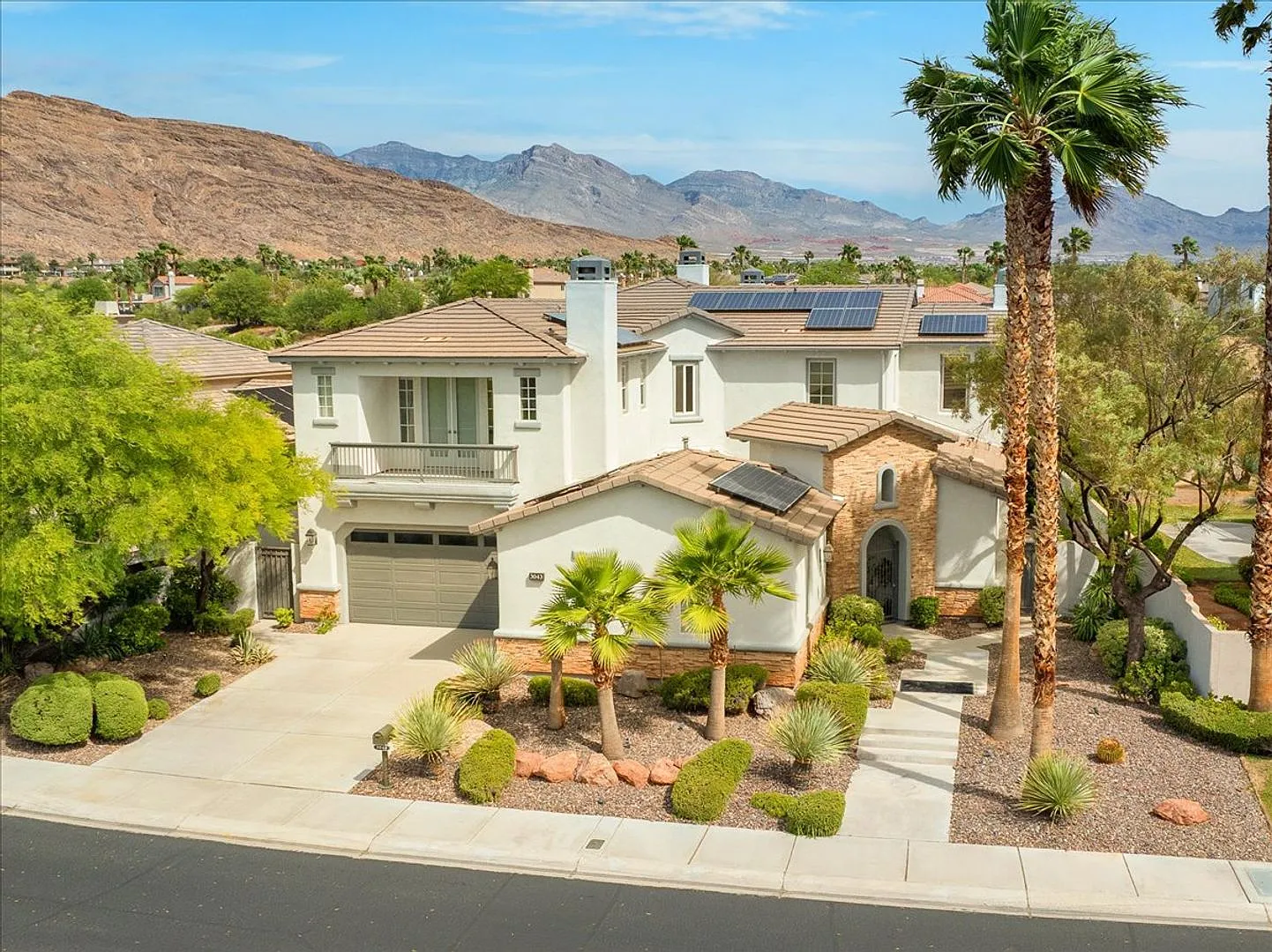 Exclusive 5-Bedroom Estate on the 12th Hole of Arroyo Golf Course in Red Rock Country Club — Photo 2