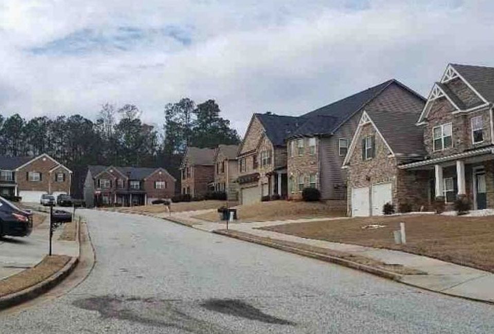Exterior Neighborhood (street photo)