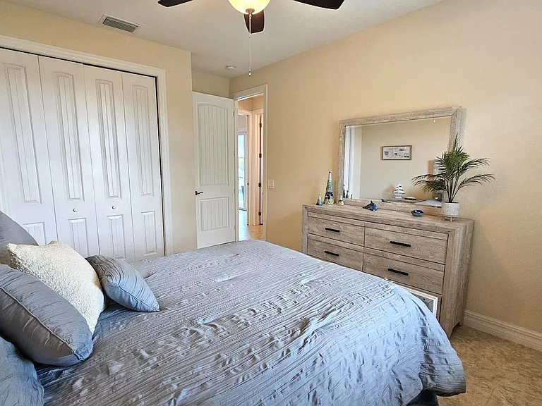 3rd bedroom-queen bed