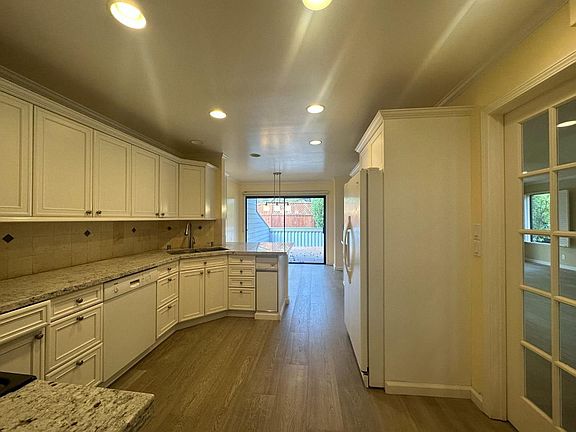 5th image of 1285 Trinity Dr