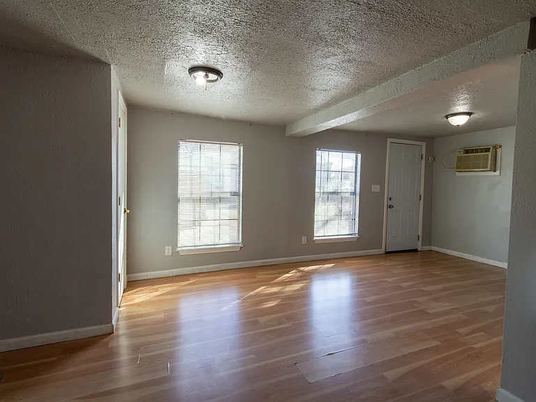 2202 Monroe St — Photo 2