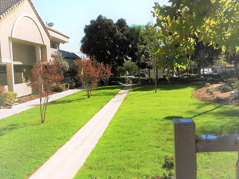 Chateau Spring Gardens Apartments — Photo 26