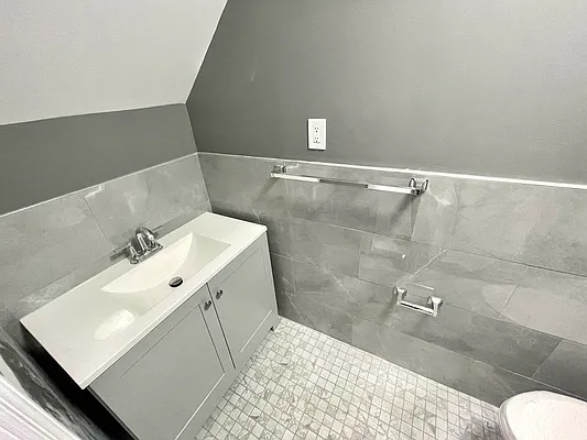 Rented by Amorelli Realty | media 11