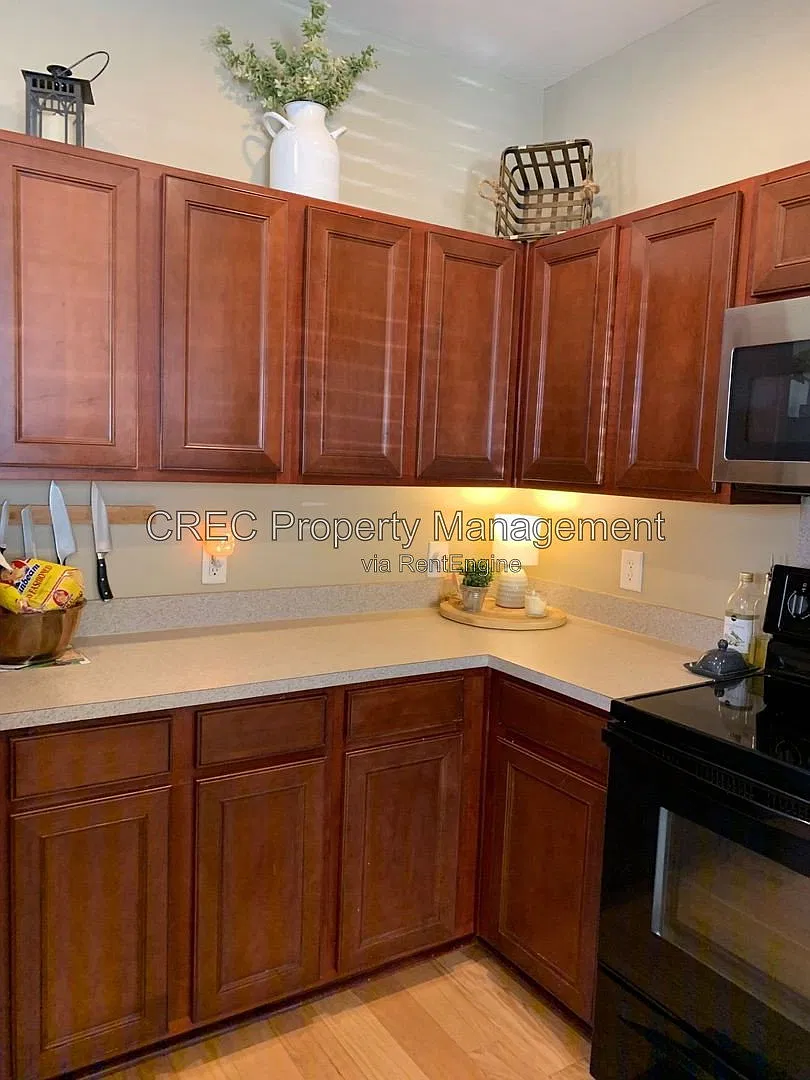 3 bed, 2.5 bath, 1611 sqft, $2,100 — Photo 3