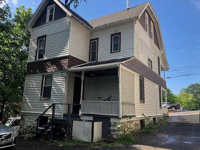 5 bed, 2085 sqft, $5,700 — Photo 2