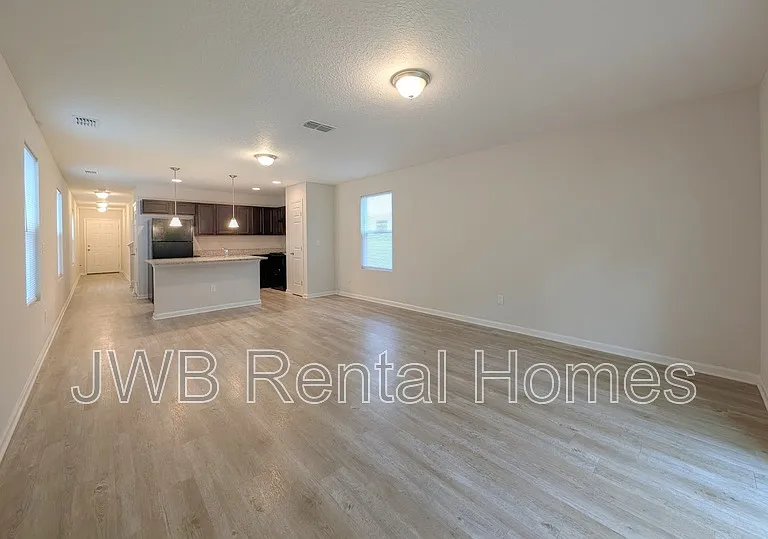 1252 Mull St — Photo 3