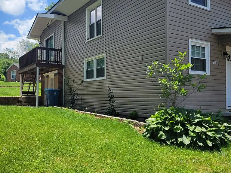 110 Hawthorne Ln — Photo 33
