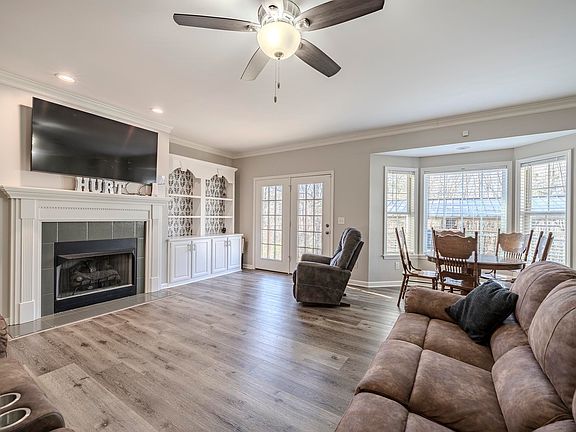 4th image of 835 Breckenridge Ln