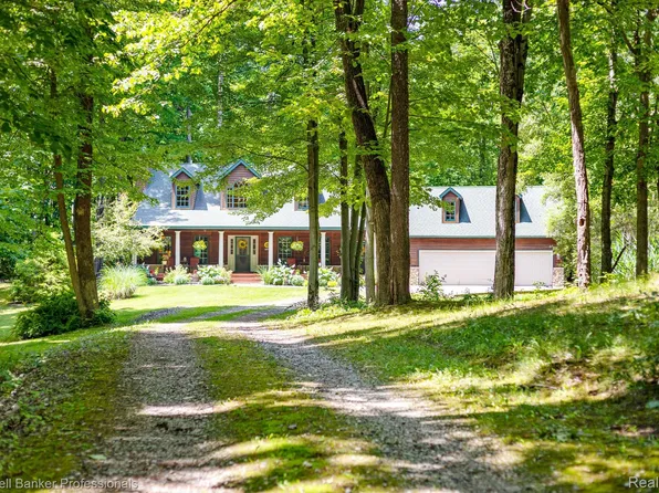 4275 Sebring Dr, White Lake, MI 48383