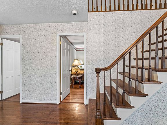 5th image of 831 Hillcrest Rd