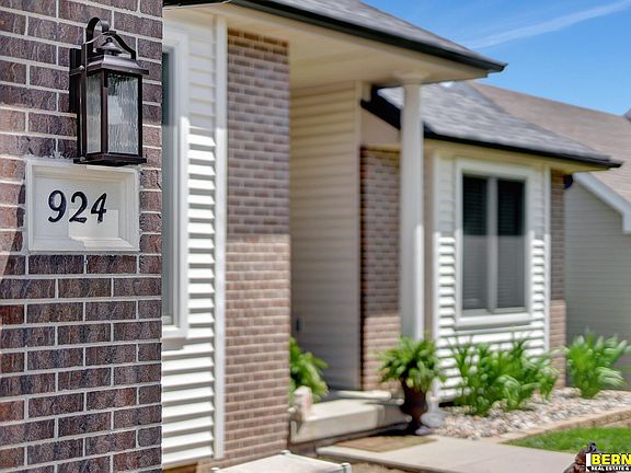 2nd image of 924 Palora Cir