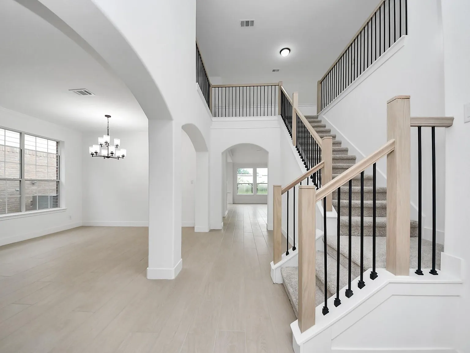 4 bed, 2.5 bath, 2719 sqft, $2,800 — Photo 3