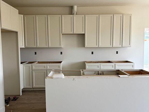 4th image of 401 Hogan St