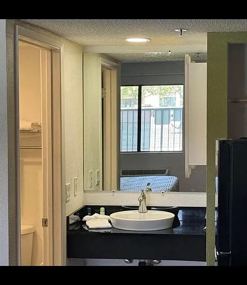 6730 N Blackstone Ave — Photo 2
