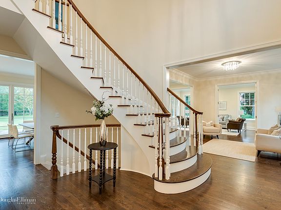 3rd image of 50 Rolling Hill Ln