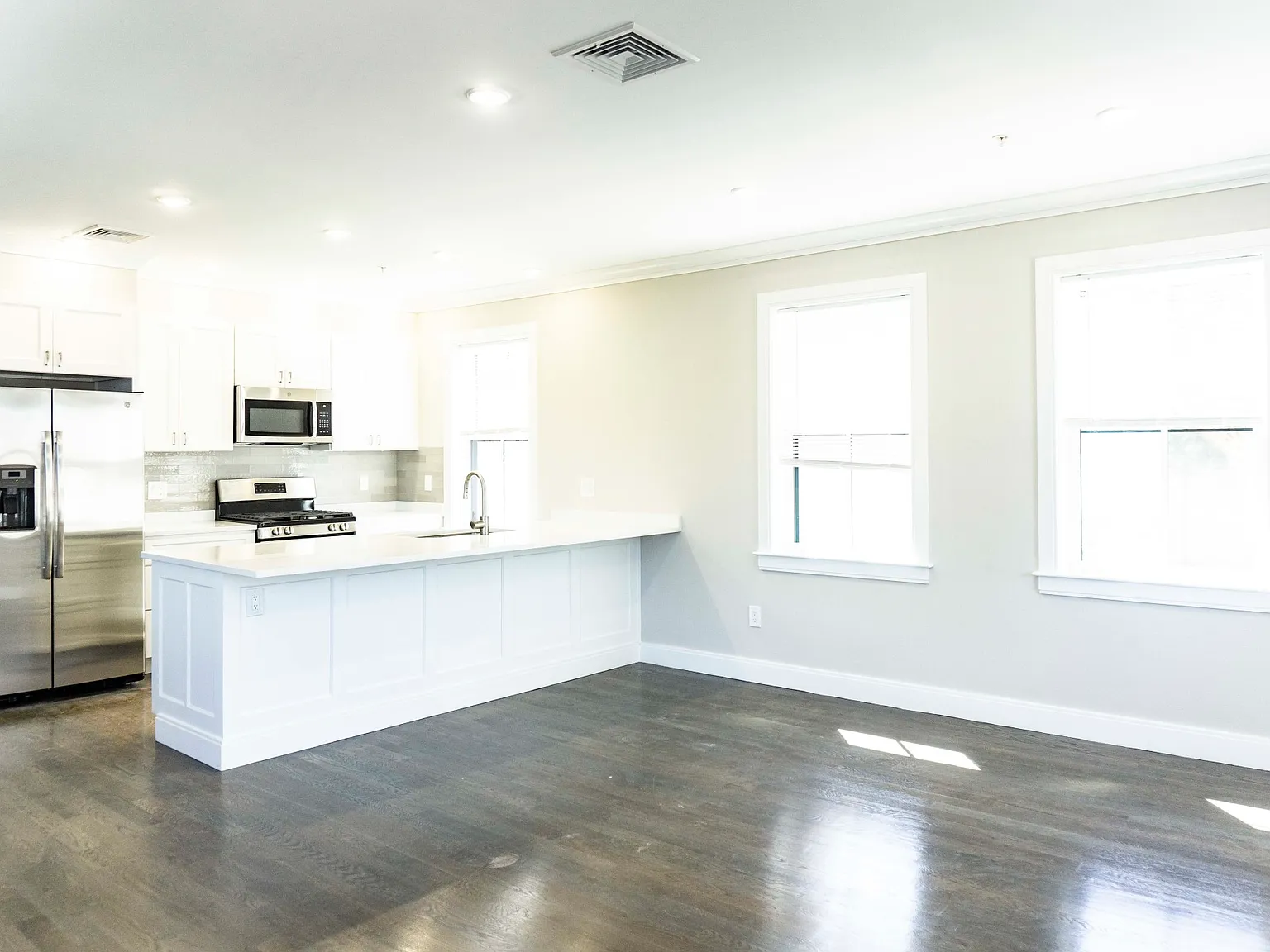 3 bed, 2.5 bath, 1500 sqft, $5,650 — Photo 1