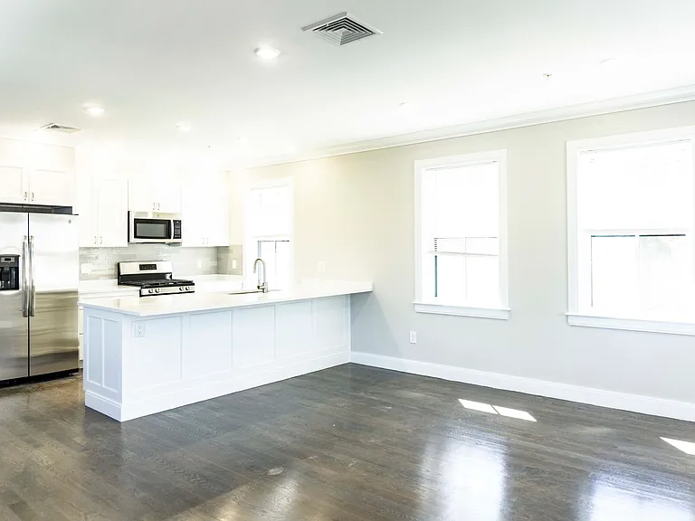 79 Linden St #1R — Photo 1