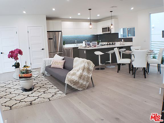 3rd image of 119 N Manhattan Pl #119