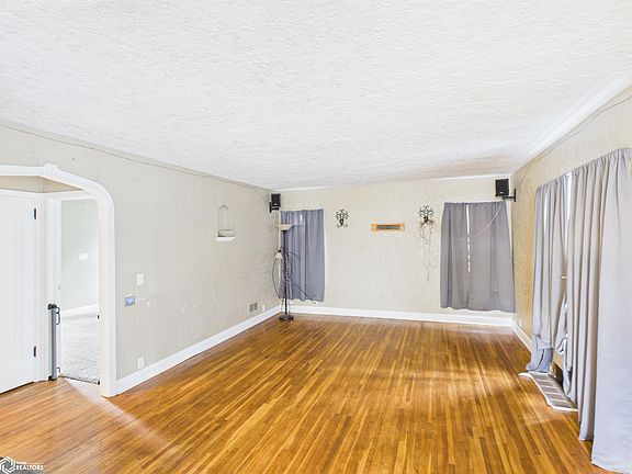 5th image of 1580 N Van Buren Ave