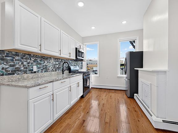 2nd image of 134 Griffith St APT 2