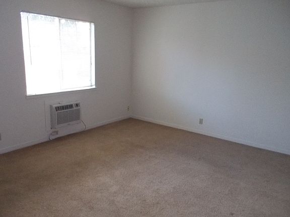 3rd image of 1063 E Monte Vista Ave