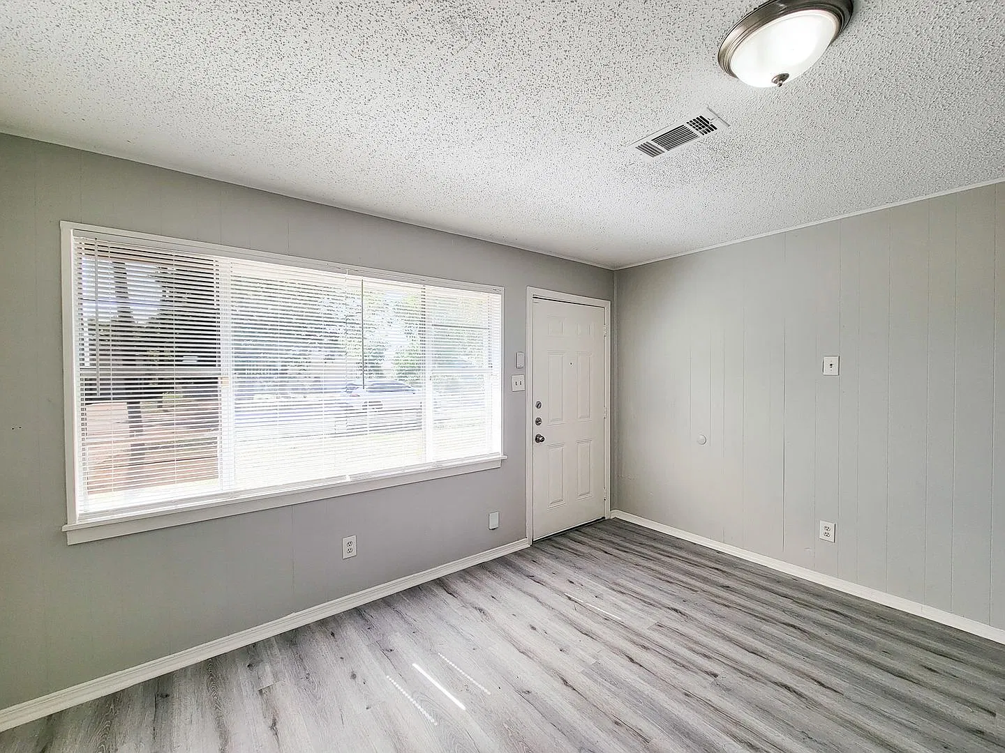 Beautifully Remodeled 4-Bedroom, 2-Bath Home for Lease 5007 Caplin Street, Houston, TX Welcome to... — Photo 4