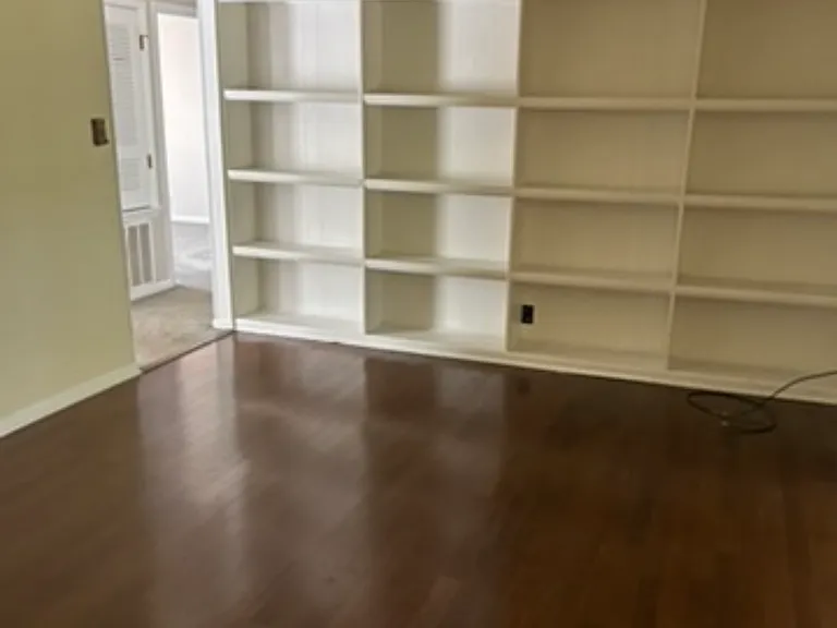 811 Lakeview Ct — Photo 4