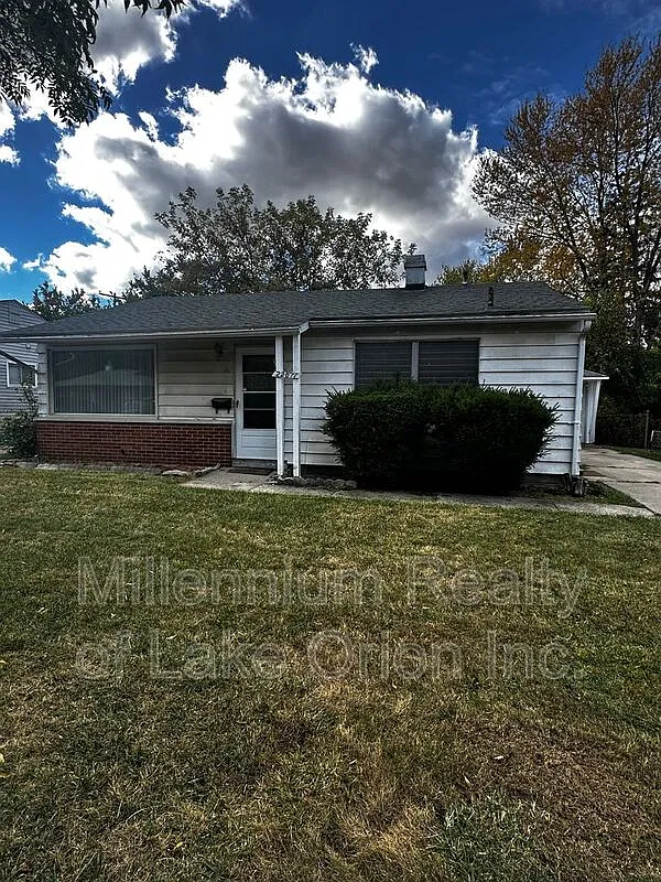 22011 Fern St photo 1