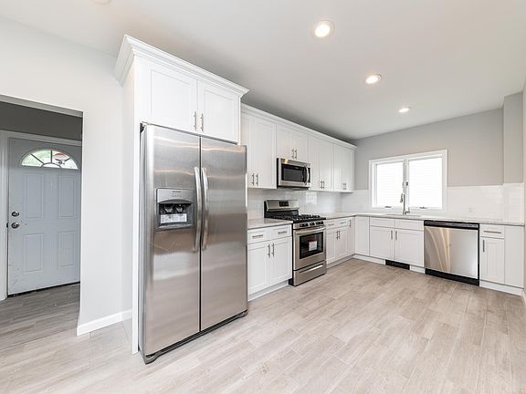 5th image of 19 Wright Ave Floor 1