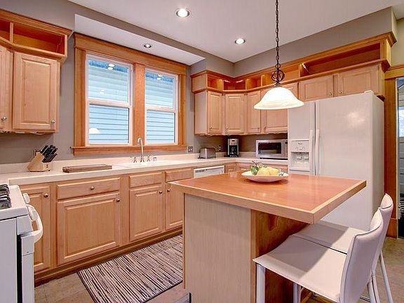 Large Kitchen with Gas Range and Full Size Refridgerator