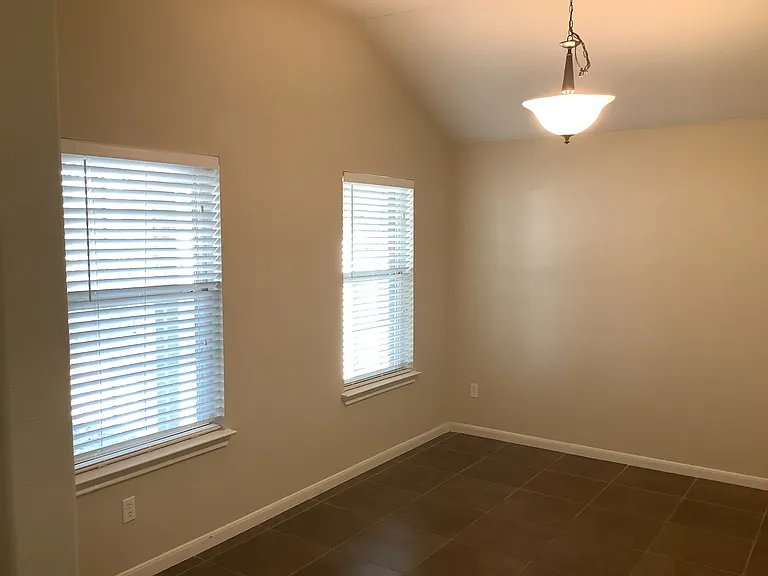 101 Hanstrom Dr — Photo 5