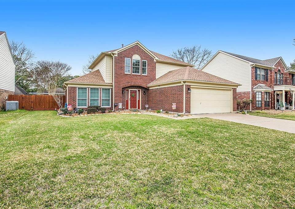 Welcome home to 7511 Dogwood Falls nestled on a cul-de-sac street in the heart of Copperfield Southcreek Village.