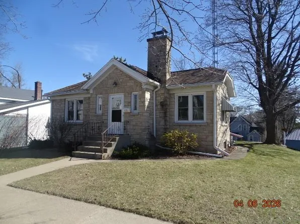 626 W Pleasant St, Portage, WI 53901