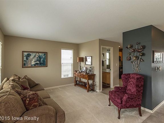2nd image of 905 SE Westgate Dr