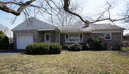 Outside of Stone Rancher with One car garage.,This is the li